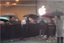 iPhone 16开售！果粉暴雨中在Apple Store排长队取货