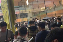 绝！iPhone16开卖：北京上海用户暴雨中在苹果店排队等买